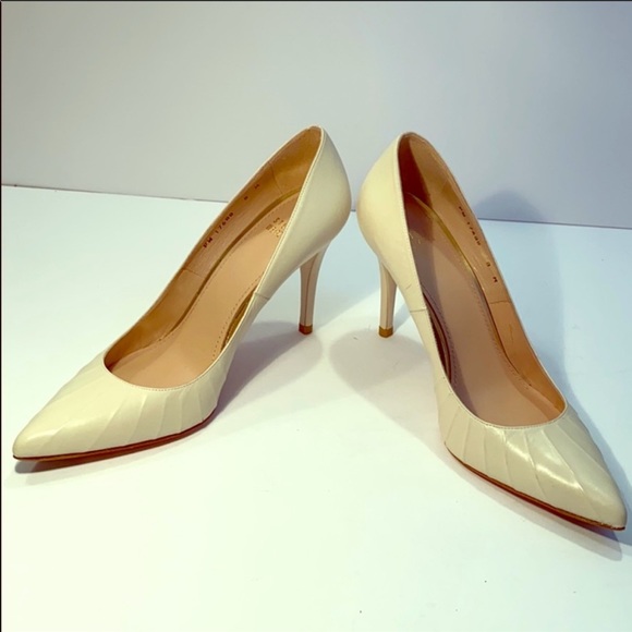 Stuart Weitzman - Picture 4 of 5